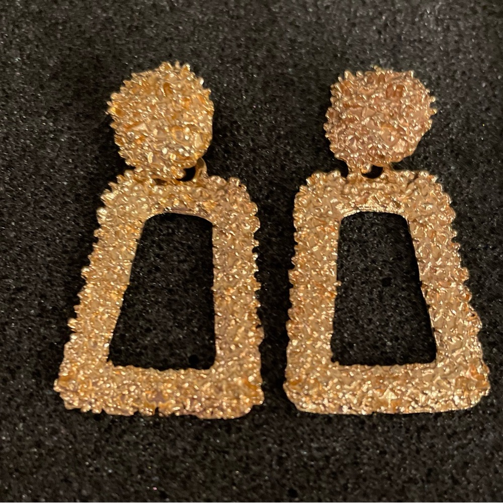 💥 $10 or 3 for $15 💥 Gold Tone Textured Earrings